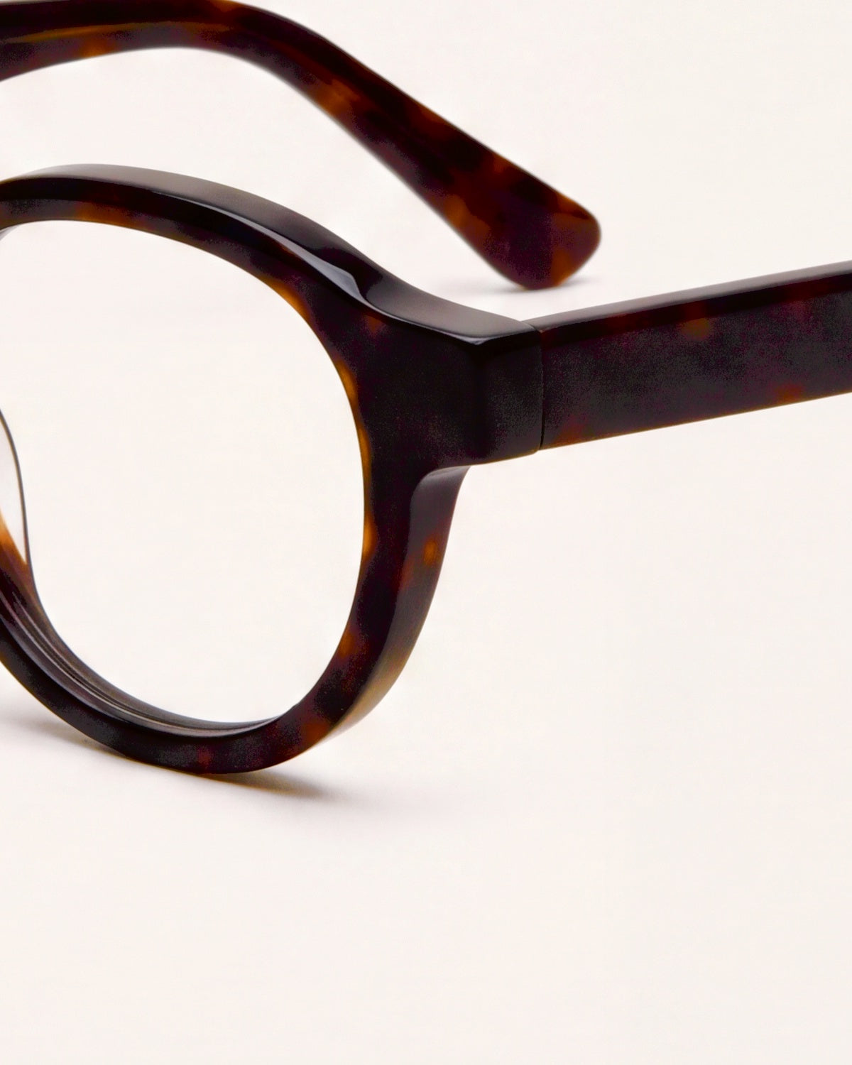Nora in tortoiseshell, detail